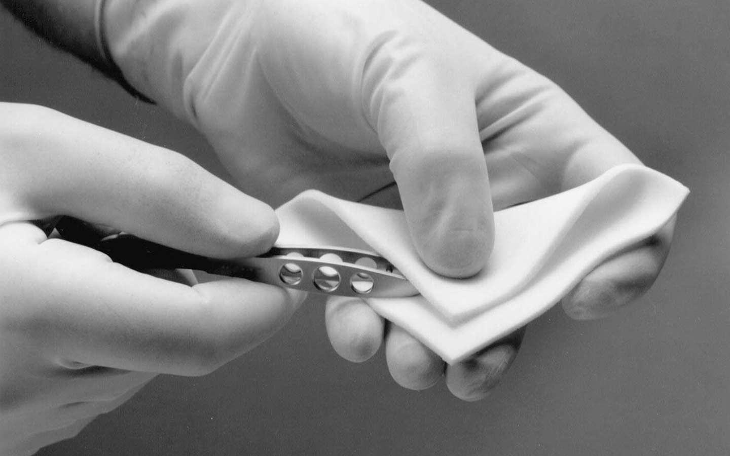 Instrument Wipe & Corneal Shield